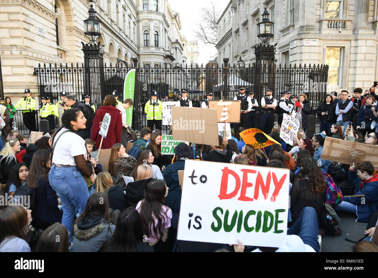 Studenten aus der Jugend Streik 4 Klima Bewegung vor den Toren von Downing Street während eines Klimawandels Protest in Westminster, London. Stockfoto