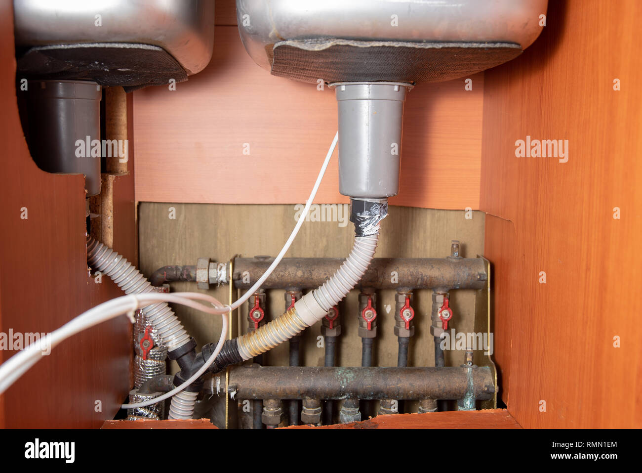 Alte Waschbecken und Rohrleitungen, Kessel, Reparatur benötigen. Stockfoto