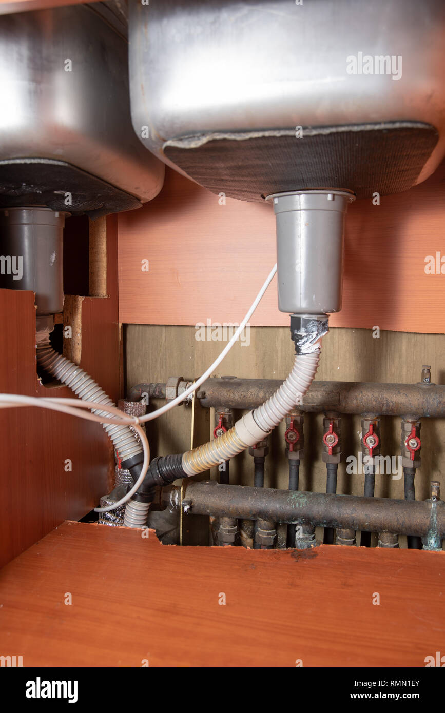 Alte Waschbecken und Rohrleitungen, Kessel, Reparatur benötigen. Stockfoto