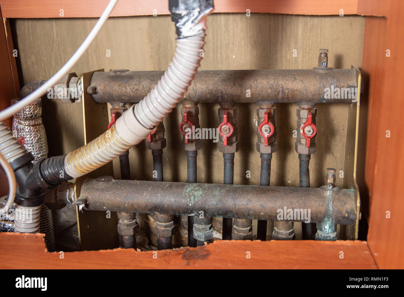 Alte Waschbecken und Rohrleitungen, Kessel, Reparatur benötigen. Stockfoto