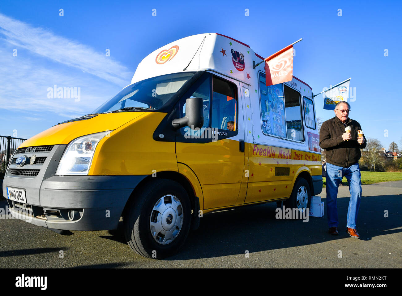 Ein Mann kauft zwei Eis von einem vedor in Clifton, Bristol. Meteorologen haben einen anderen Tag des warmen Wetters am Freitag nach dem ungewöhnlich milden Wetters sah die wärmsten Valentinstag in mehr als 20 Jahren am Donnerstag mit einem Maximum von 16.1 C (61 F) in der walisischen Stadt Bala, Gwynedd aufgezeichneten vorhergesagt. Stockfoto
