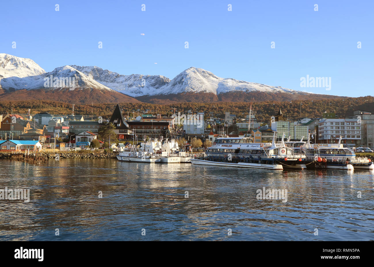 Hafen von Ushuaia mit dem hervorragenden Regierung Gebäude, Ushuaia, Argentinien, Südamerika Stockfoto