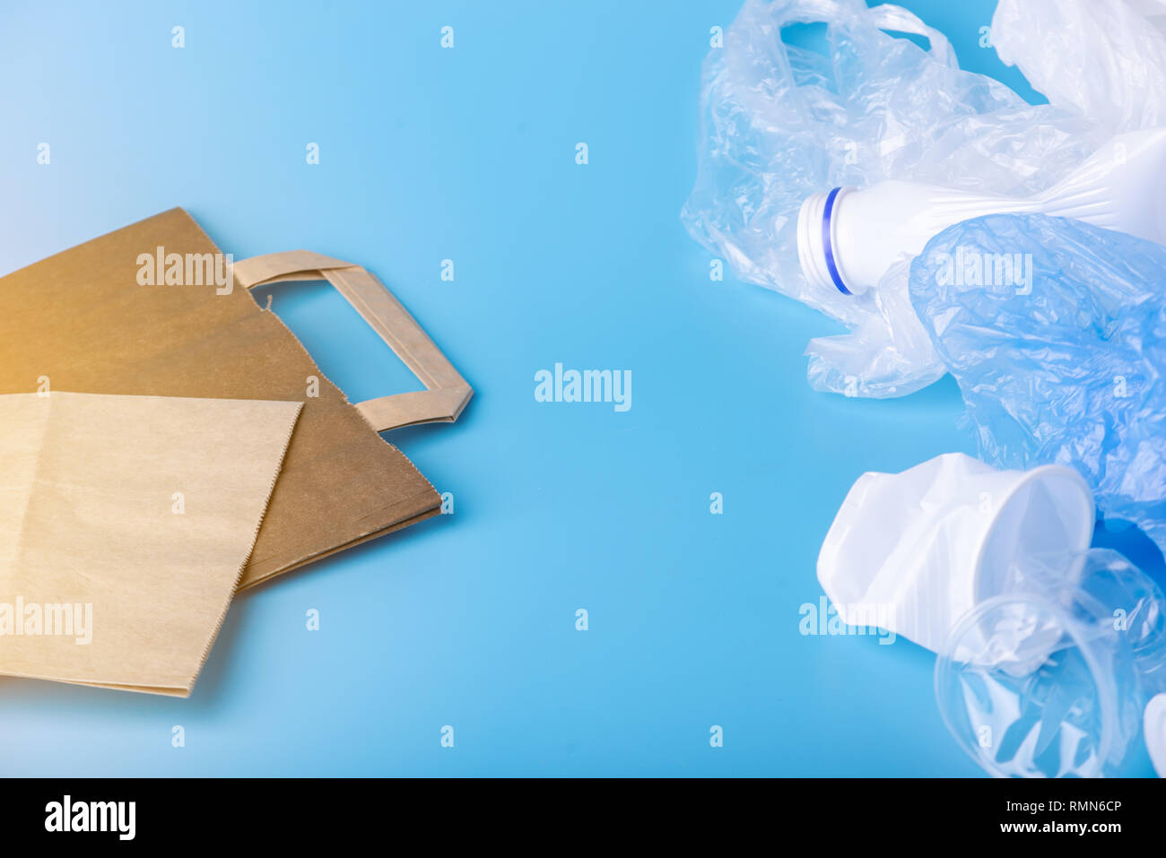 Eco Papier- oder Plastiktüten für Verpackung und Transport Produkte. Zum Schutz der Umwelt. Für text Stockfoto
