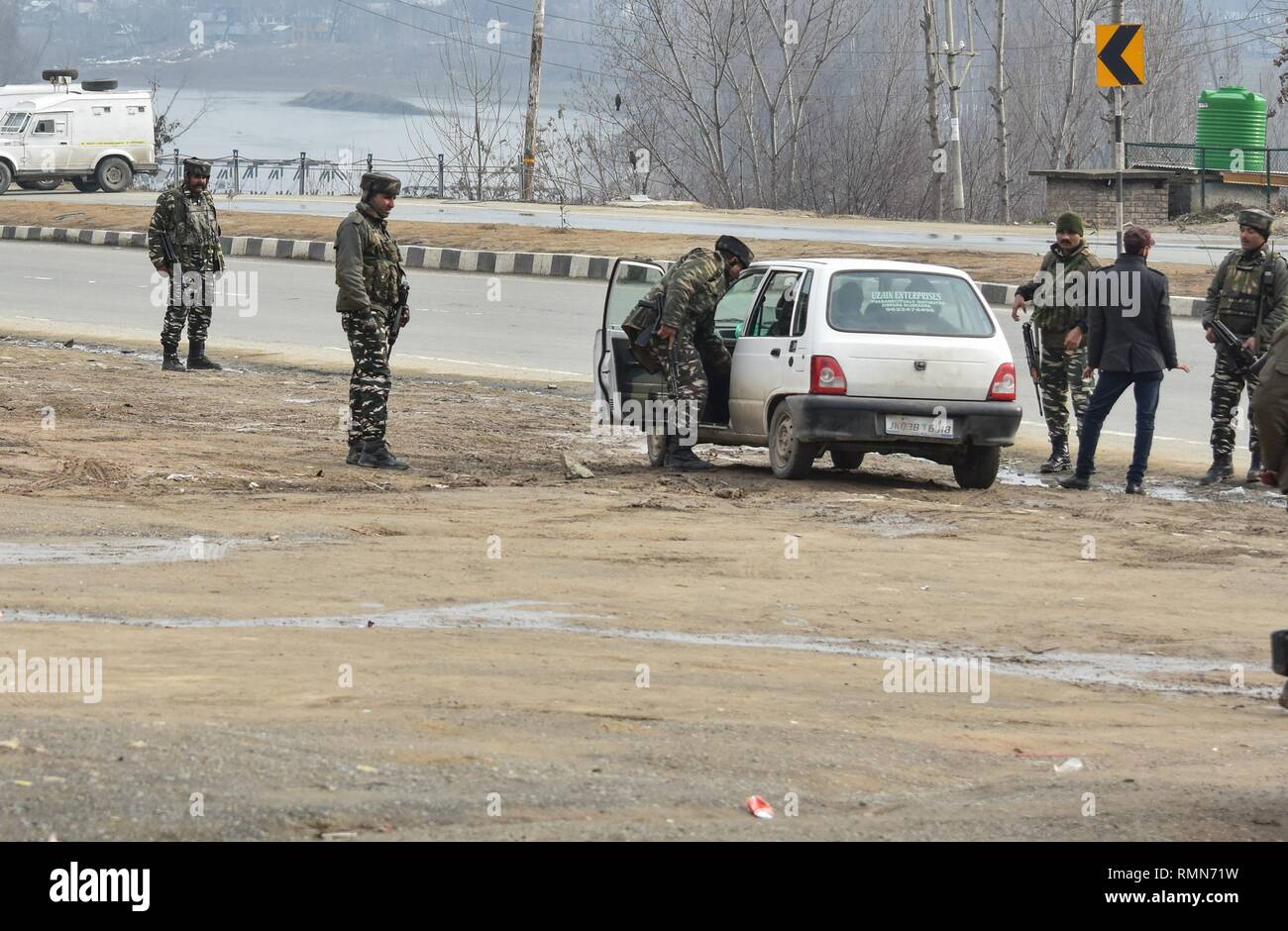 Eine paramilitärische Trooper gesehen in einem privaten Fahrzeug in der Nähe der Hochöfen in Lethpora, ungefähr 28 km von Srinagar, Indien verwalteten Kaschmir. Mindestens 49 paramilitärischen troopers wurden in eine der tödlichsten militanten Angriffen in Kaschmir, wenn ein Selbstmordattentäter seinen Sprengstoff beladenen Auto gerammt eine zentrale Reserve Polizei (Crpf) Konvoi getötet. Jaish-e-Mohammed militante Gruppe hatte die Verantwortung für den Angriff. Stockfoto