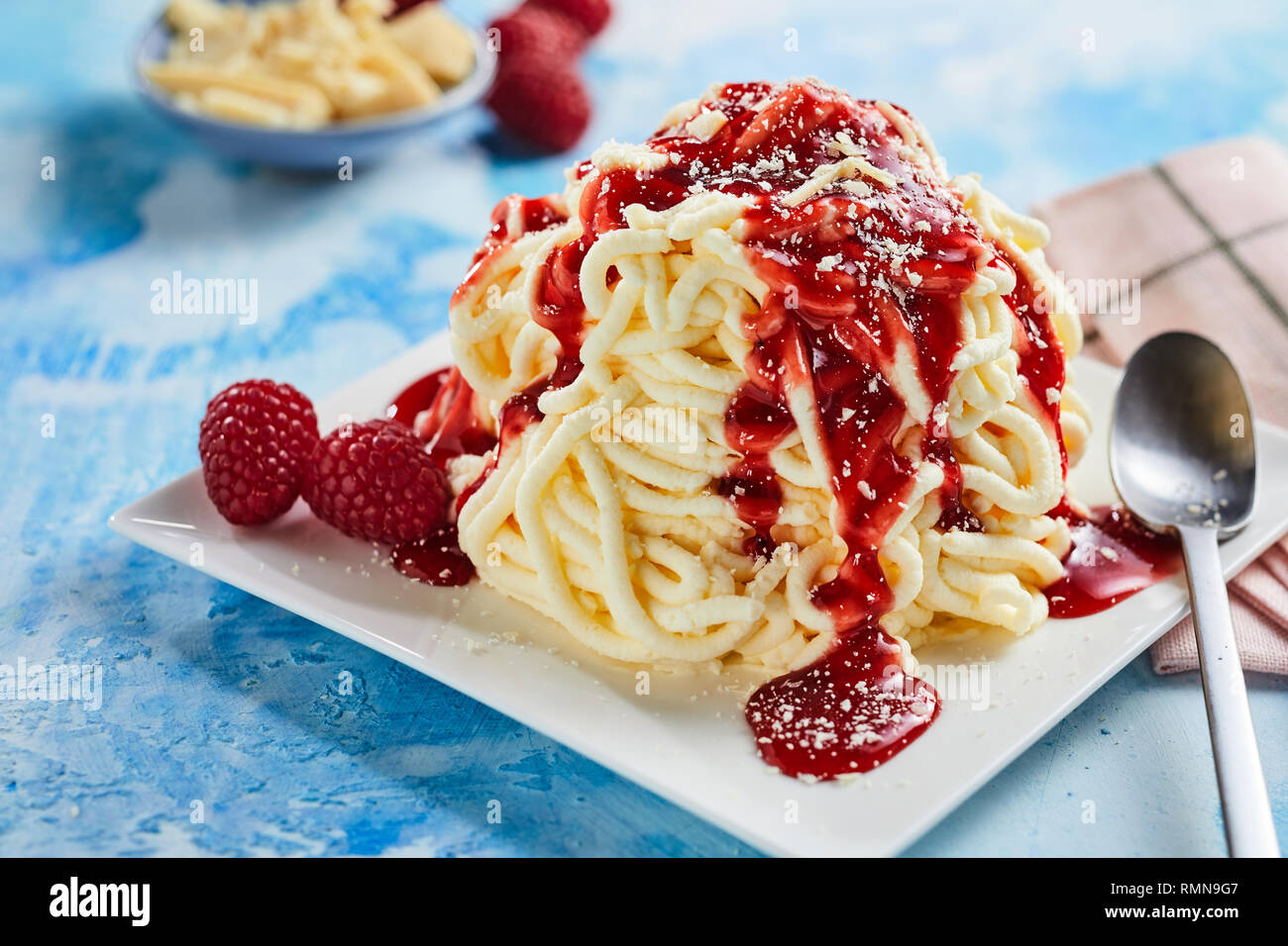 Portion Spaghetti Eis Dessert mit süßen Topping Erdbeer Stockfotografie ...
