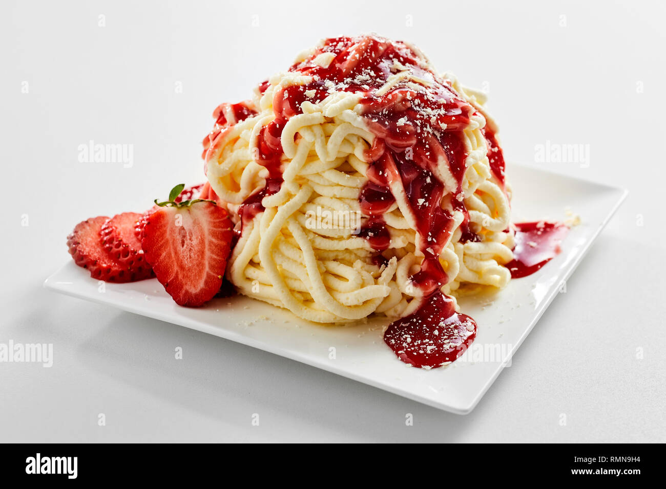 Spaghetti eis mit erdbeersauce -Fotos und -Bildmaterial in hoher ...