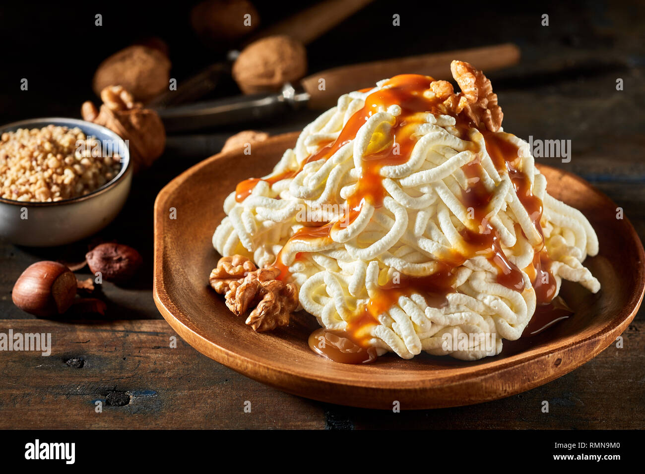 Spaghetti Eis Dessert mit Walnuss Sauce auf hölzernen Tisch Stockfoto