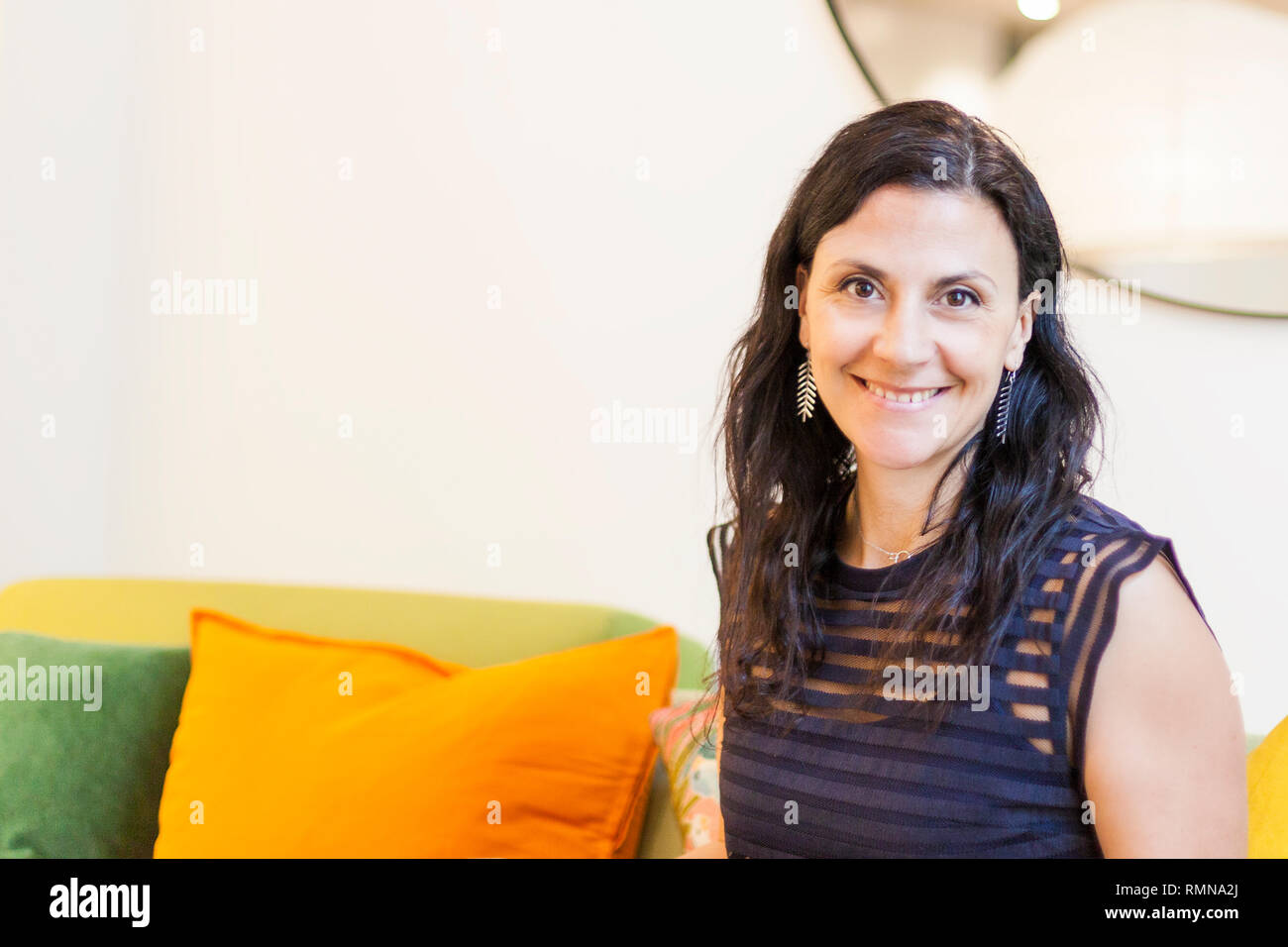 Frau in der Kantine Stockfoto