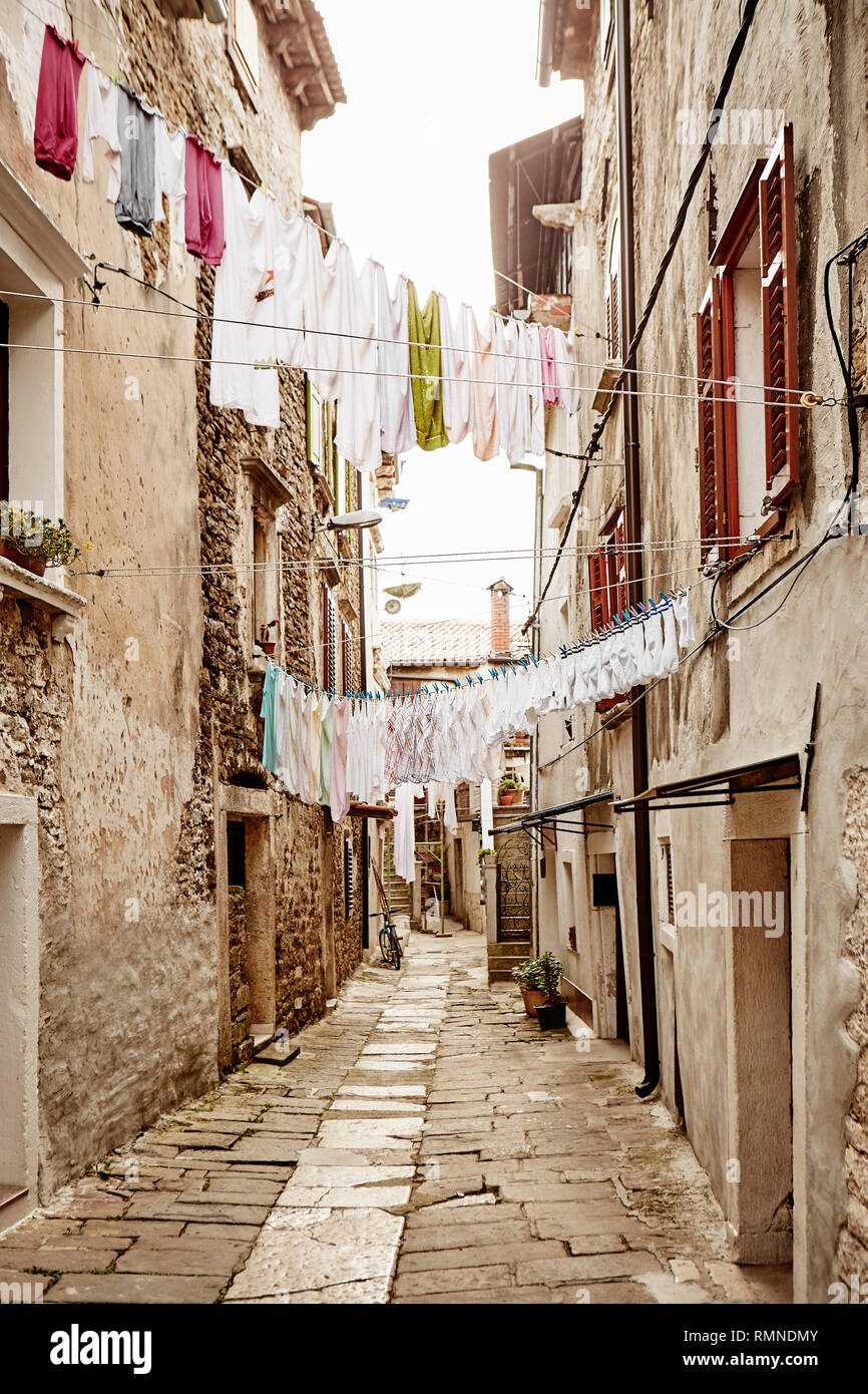 Wäsche aufhängen oben Gasse Stockfoto