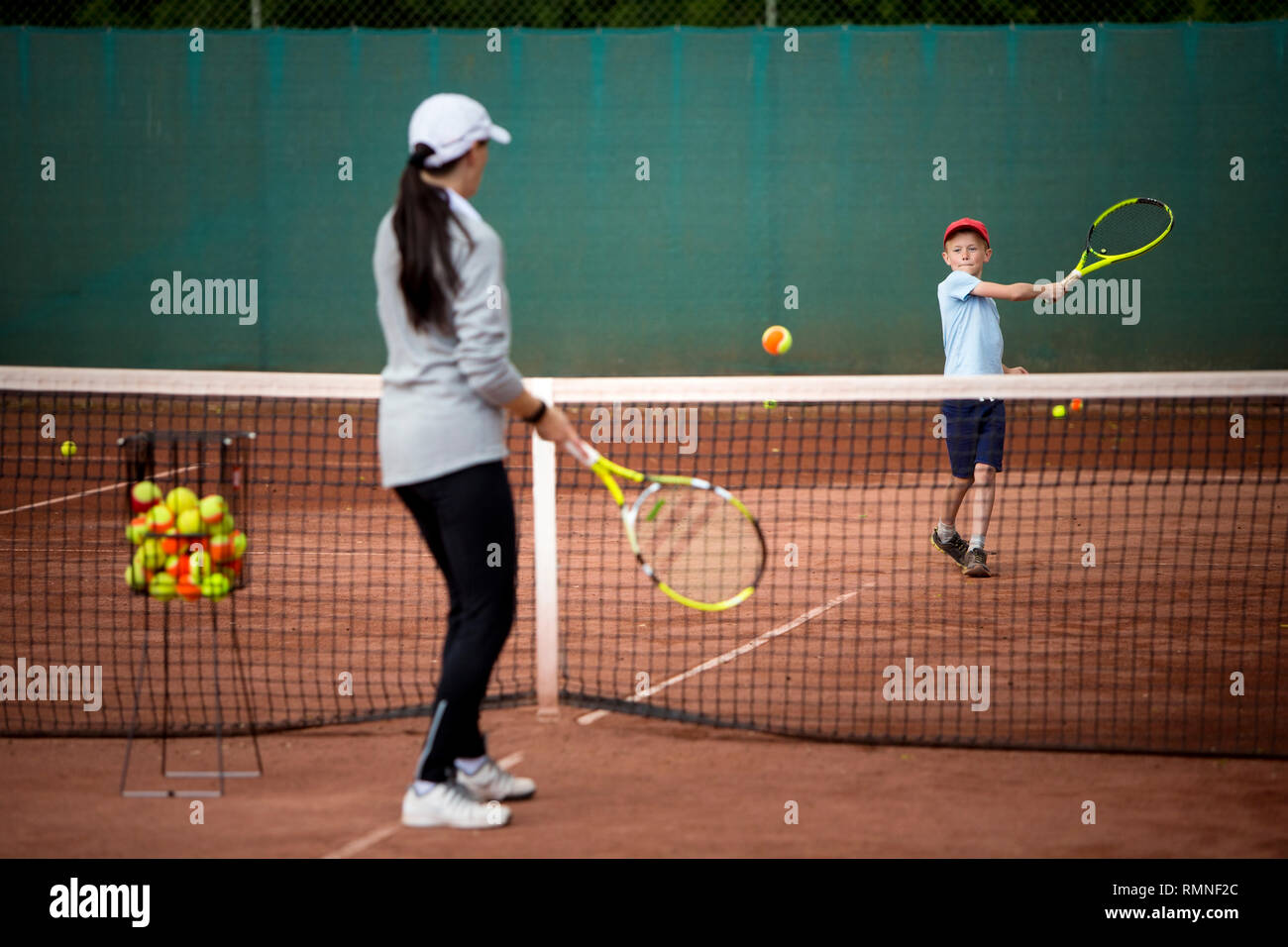 Mutter mit Sohn Tennis spielen. Stockfoto