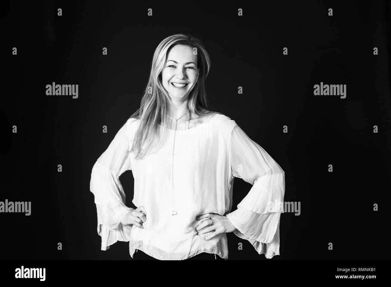 In der Nähe von Studio Portrait einer schönen Frau im weißen Kleid auf schwarzem Hintergrund Stockfoto