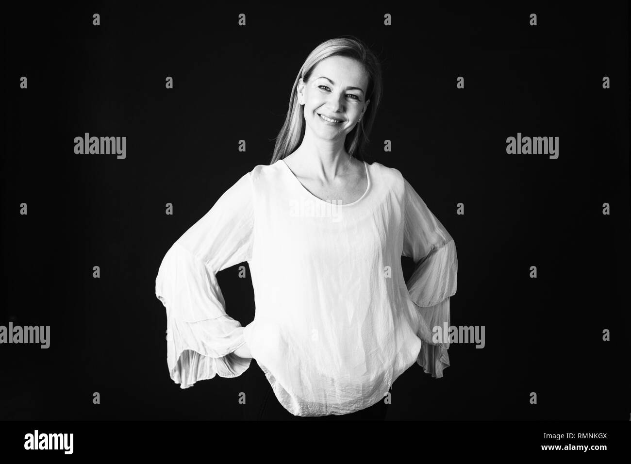 In der Nähe von Studio Portrait einer schönen Frau im weißen Kleid auf schwarzem Hintergrund Stockfoto
