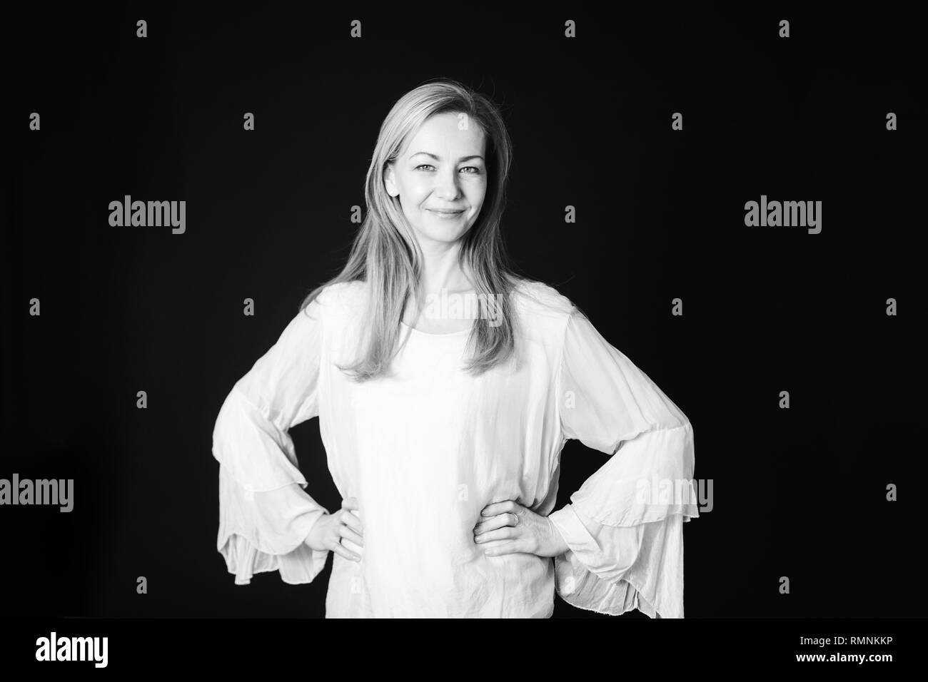 In der Nähe von Studio Portrait einer schönen Frau im weißen Kleid auf schwarzem Hintergrund Stockfoto
