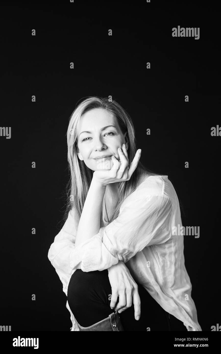 In der Nähe von Studio Portrait einer schönen Frau im weißen Kleid auf schwarzem Hintergrund Stockfoto