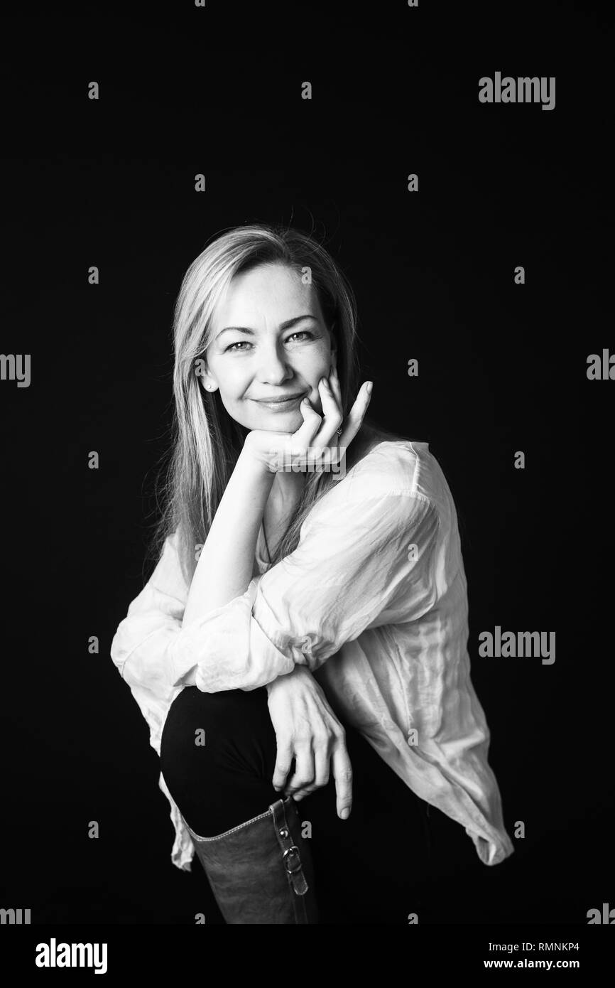 In der Nähe von Studio Portrait einer schönen Frau im weißen Kleid auf schwarzem Hintergrund Stockfoto