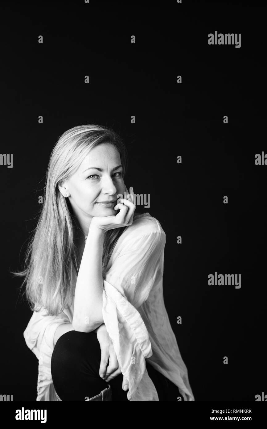 In der Nähe von Studio Portrait einer schönen Frau im weißen Kleid auf schwarzem Hintergrund Stockfoto