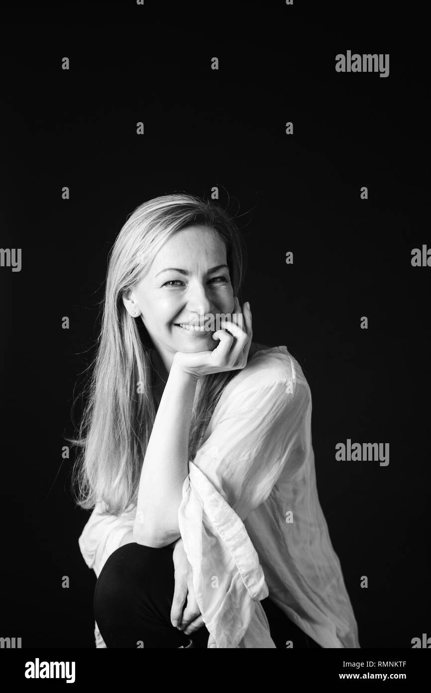 In der Nähe von Studio Portrait einer schönen Frau im weißen Kleid auf schwarzem Hintergrund Stockfoto