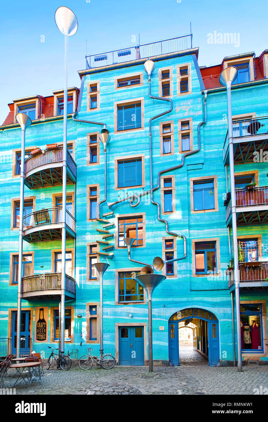 Dresden, Deutschland - 18 April 2018: Die Kunst Hof Passage (Kunsthofpassage), Hof der Elemente in der Äußeren Neustadt. - Bild Stockfoto