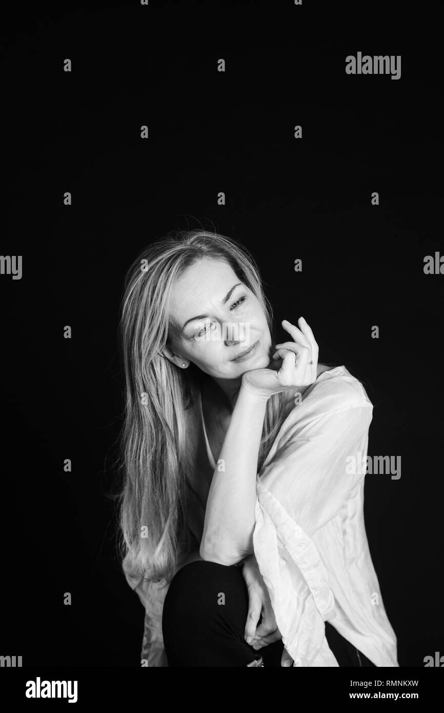 In der Nähe von Studio Portrait einer schönen Frau im weißen Kleid auf schwarzem Hintergrund Stockfoto