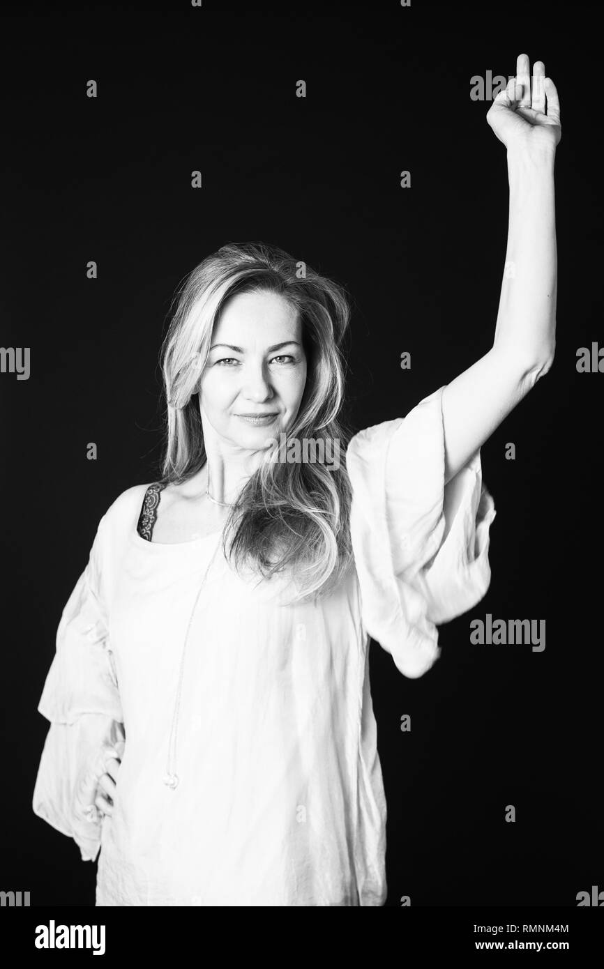 In der Nähe von Studio Portrait einer schönen Frau im weißen Kleid bis auf schwarzem Hintergrund zeigen Stockfoto