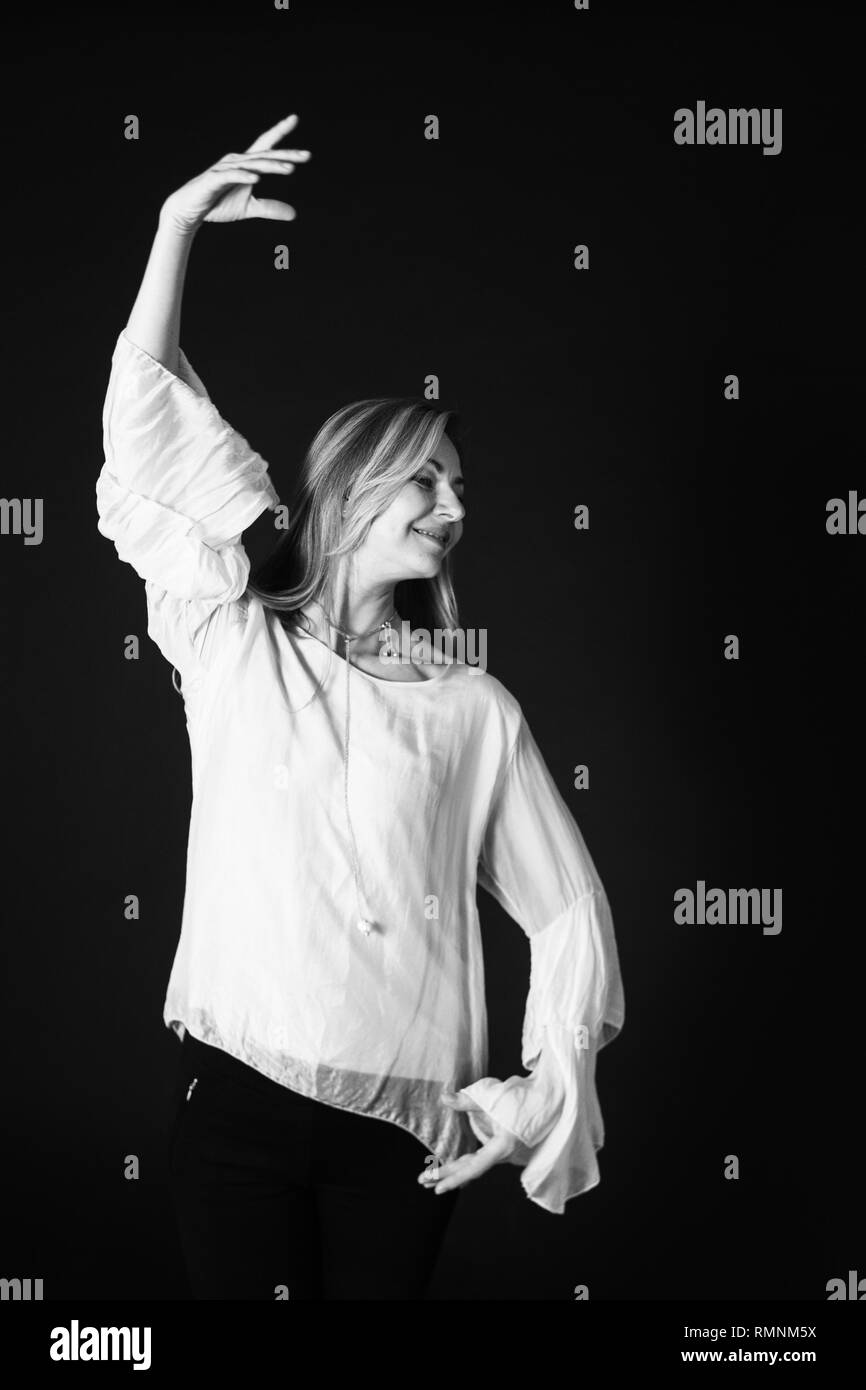 In der Nähe von Studio Portrait einer schönen Frau im weißen Kleid auf schwarzem Hintergrund Stockfoto