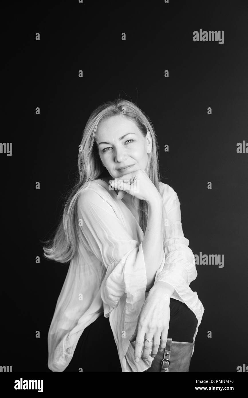 In der Nähe von Studio Portrait einer schönen Frau im weißen Kleid auf schwarzem Hintergrund Stockfoto