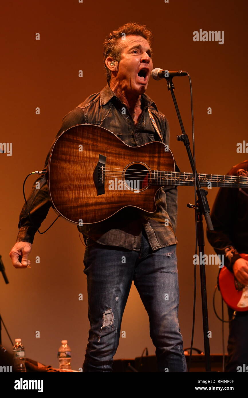 Schauspieler und Musiker Dennis Quaid wird angezeigt, während eine "Live"-Konzert aussehen. Stockfoto