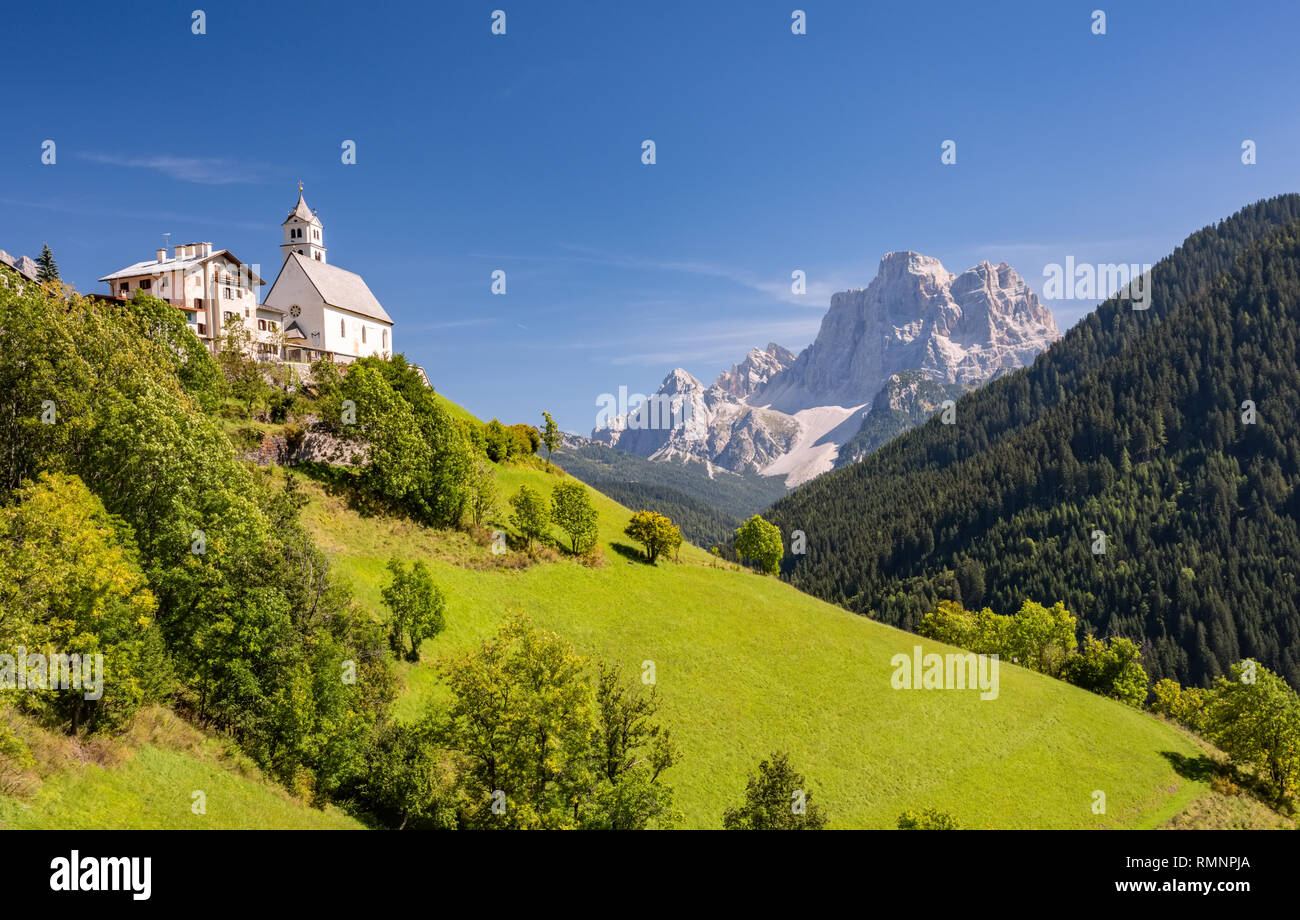 Schönen Sommer Landschaft und Blick auf die kleine Kirche Chiesa di Santa Lucia Dolomiten, Italien. Stockfoto