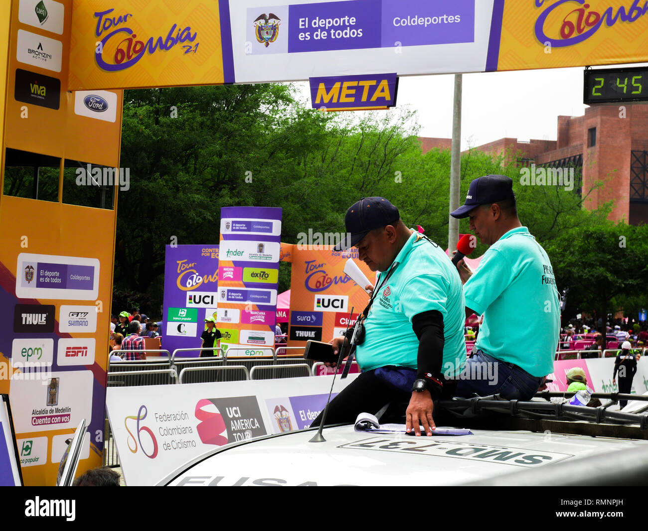 Zwei radio Erzähler auf dem Dach eines Autos über die Ereignisse der ersten Stufe des Radrennen tour Kolumbien 2019 in der Stadt Medellin Stockfoto