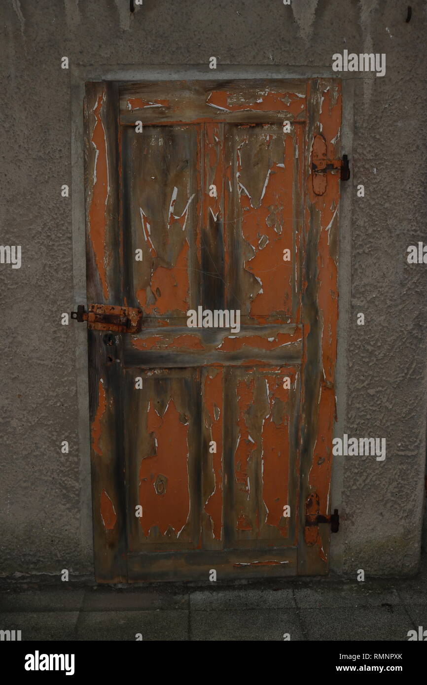 Alte Tür Orange mit Mangel Schaden Stockfoto