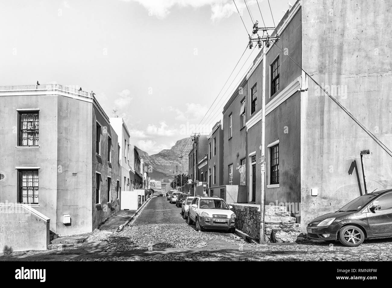 Kapstadt, Südafrika, 17. AUGUST 2018: eine Straße, Szene, mit historischen Häusern und Fahrzeugen in den Bo-Kaap in Kapstadt in der Western Cape Provinz. Stockfoto