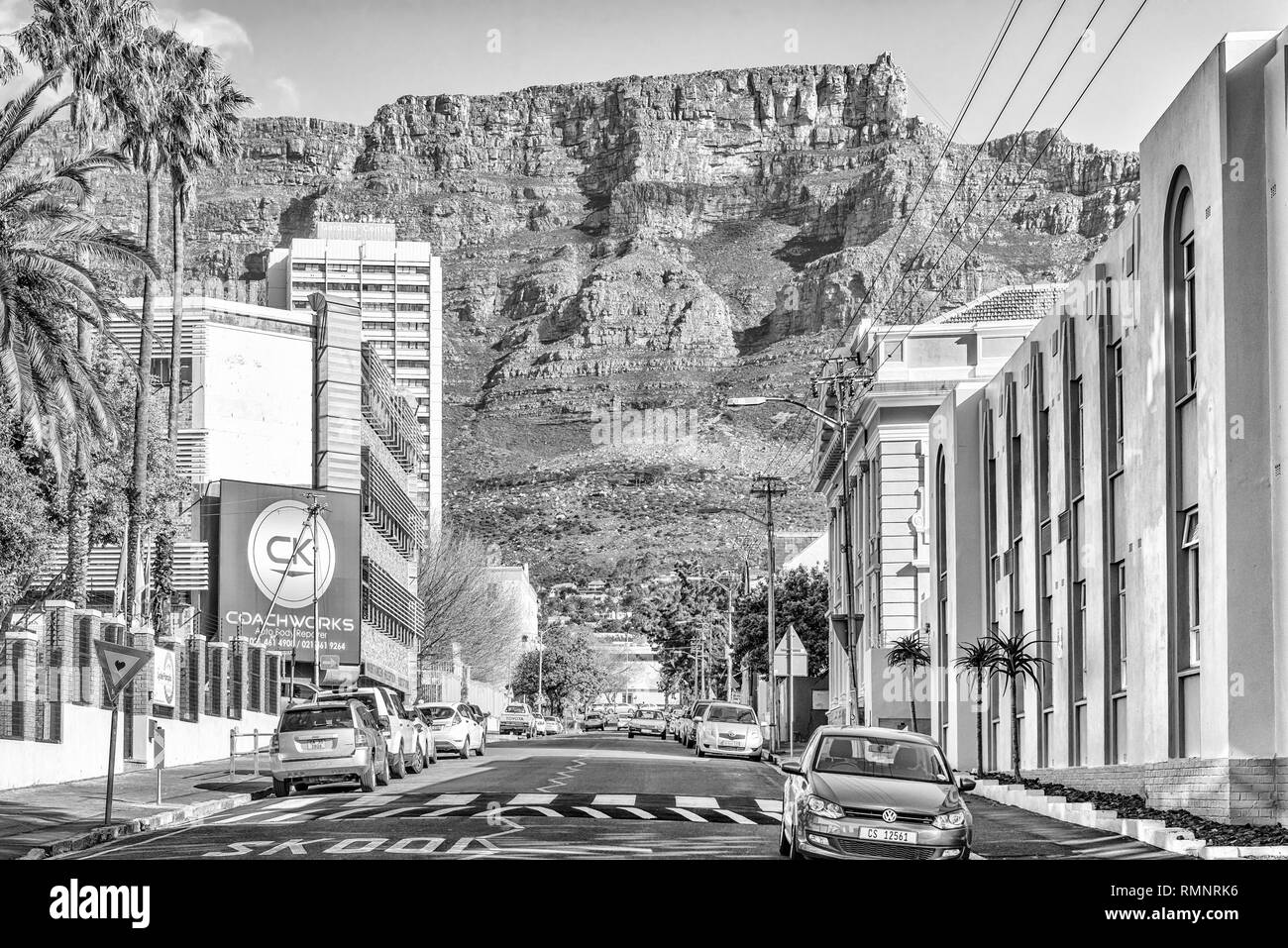 Kapstadt, Südafrika, 17. AUGUST 2018: Ein Blick auf die Hope Street in Kapstadt. Fahrzeuge, den Tafelberg und die obere Seilbahnstation sind sichtbar. Monoch Stockfoto