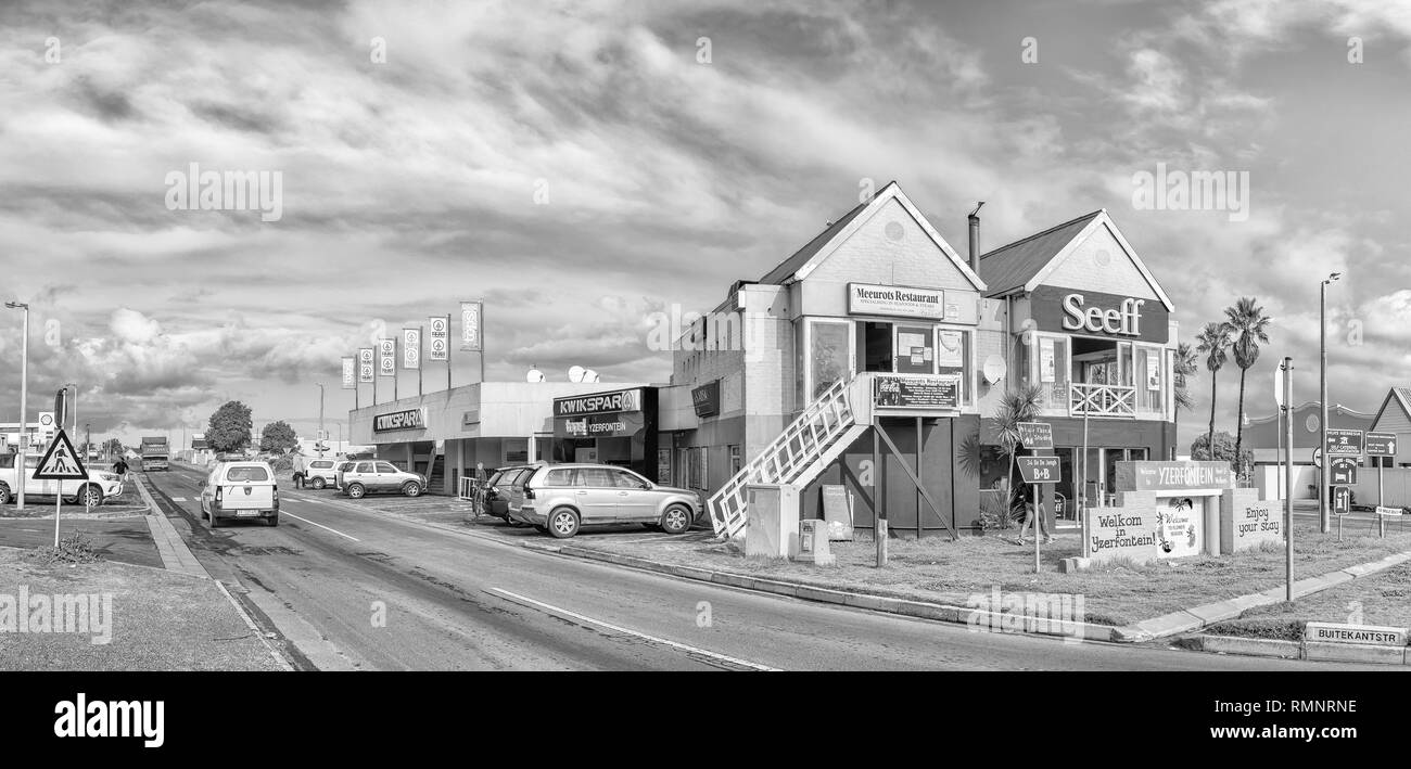 YZERFONTEIN, SÜDAFRIKA, 20. AUGUST 2018: eine Straße, Szene, mit Unternehmen und Fahrzeuge, in yzerfontein an der Atlantik küste in der westlichen Ca Stockfoto