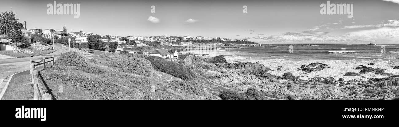 YZERFONTEIN, SÜDAFRIKA, 20. AUGUST 2018: ein Panoramablick auf die Küste Szene in yzerfontein an der Atlantik Küste in der Provinz Western Cape. Buildin Stockfoto