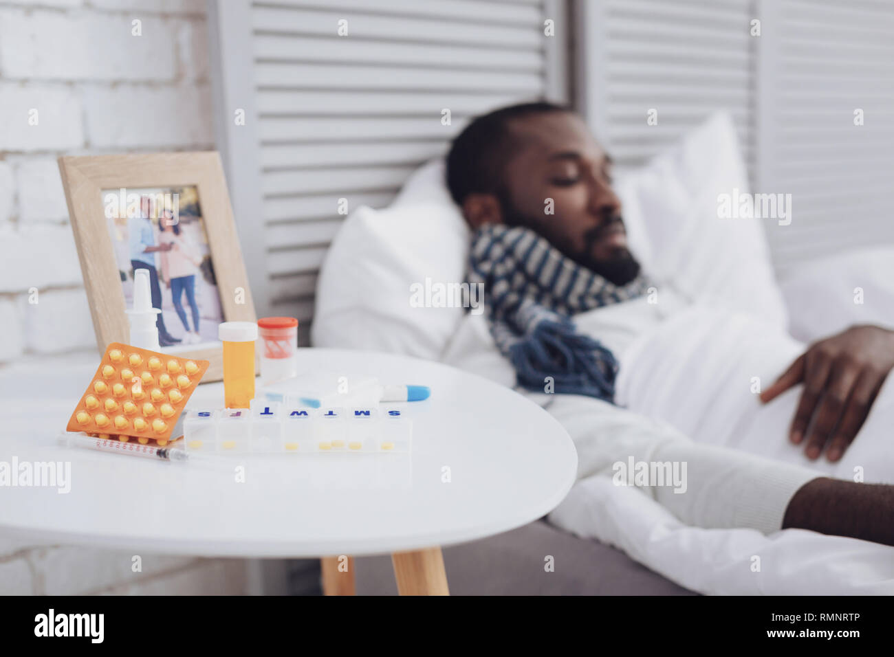 Bettruhe. Kranken jungen Mann halten die Augen geschlossen, während auf seinem Bett liegend Stockfoto