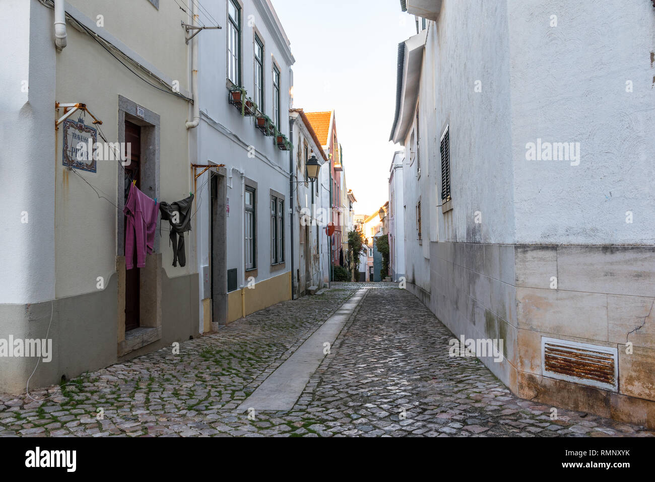 Engen, kopfsteingepflasterten Gasse mit dem Trocknen Wäsche in traditionellen Viertel in der Altstadt von Cascais Portugal Stockfoto