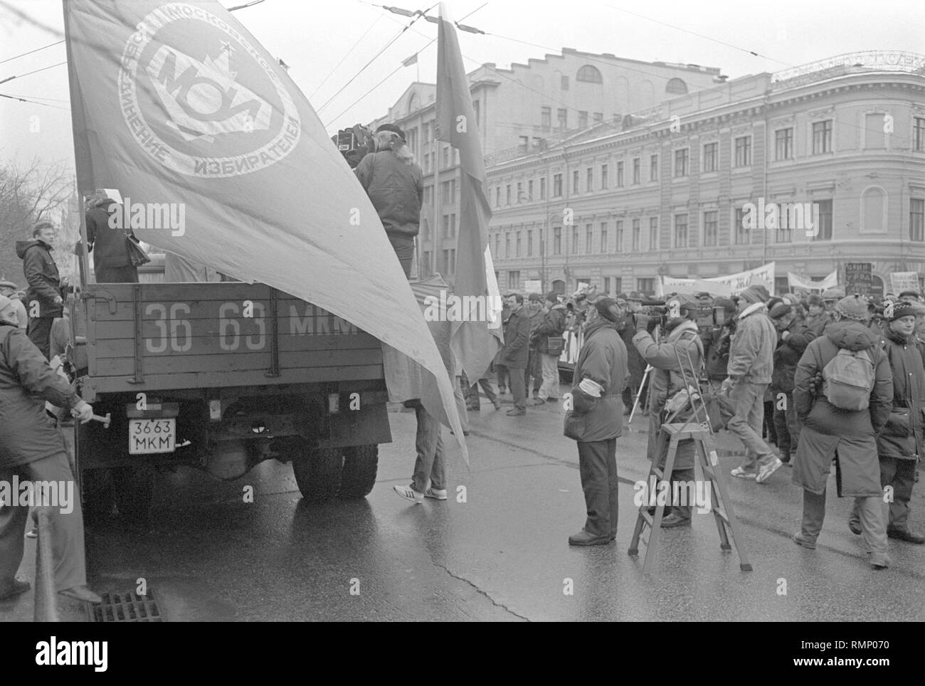 Moskau, UDSSR - November 7, 1990: Rallye durch die Moskauer Vereinigung der Wähler, demokratischen Rußland Bewegung und demokratische Plattform ohne Kpdsu. Text, der auf der Flagge: Moskauer Vereinigung der Wähler Stockfoto