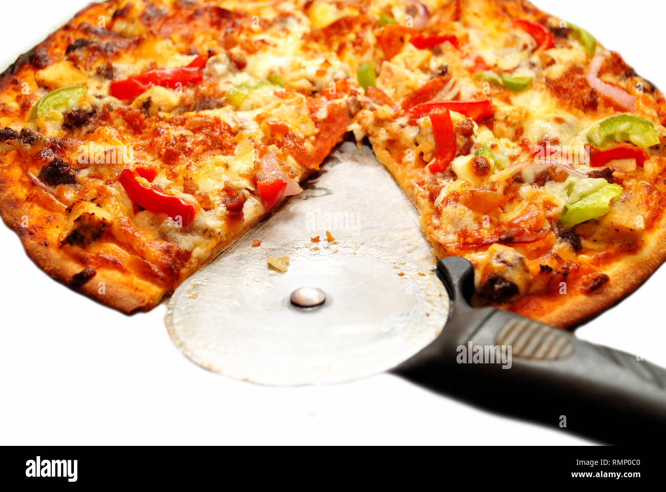 Nahaufnahme der gebackene Peperoni, Paprika & Chicken Pizza Stockfoto