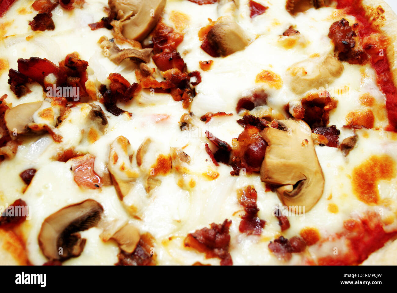 Nahaufnahme der käsigen, Schinken und Pilze Pizza Stockfoto