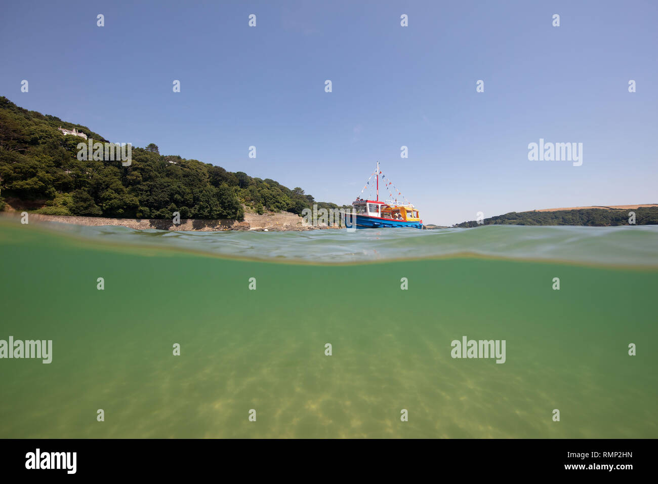 Die South Sands Fähre fährt von Salcombe Stadt South Sands Beach. Sie ist eine Kreuzfahrt in die South Sands unter einem wunderschönen blauen Himmel. Stockfoto