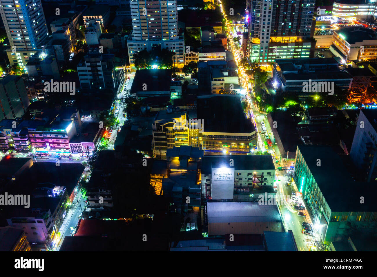 Manila, Philippinen - November 11, 2018: Nachtansicht der beleuchteten Straßen der Malate Bezirk von oben Am 11. November 2018, ​ in Metro Manila. Stockfoto