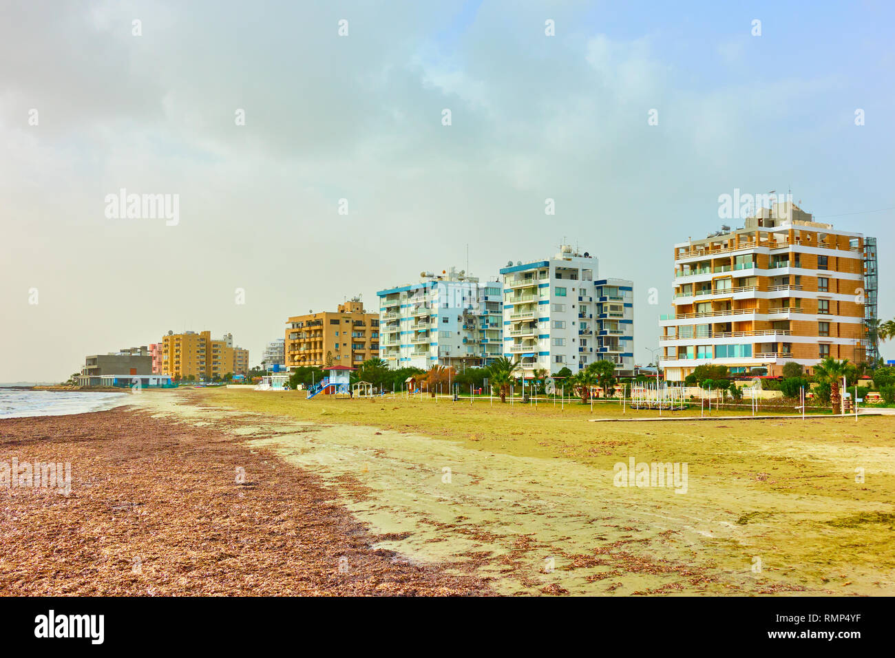 Residental Bezirk am Meeresufer in Larnaca, Zypern Stockfoto