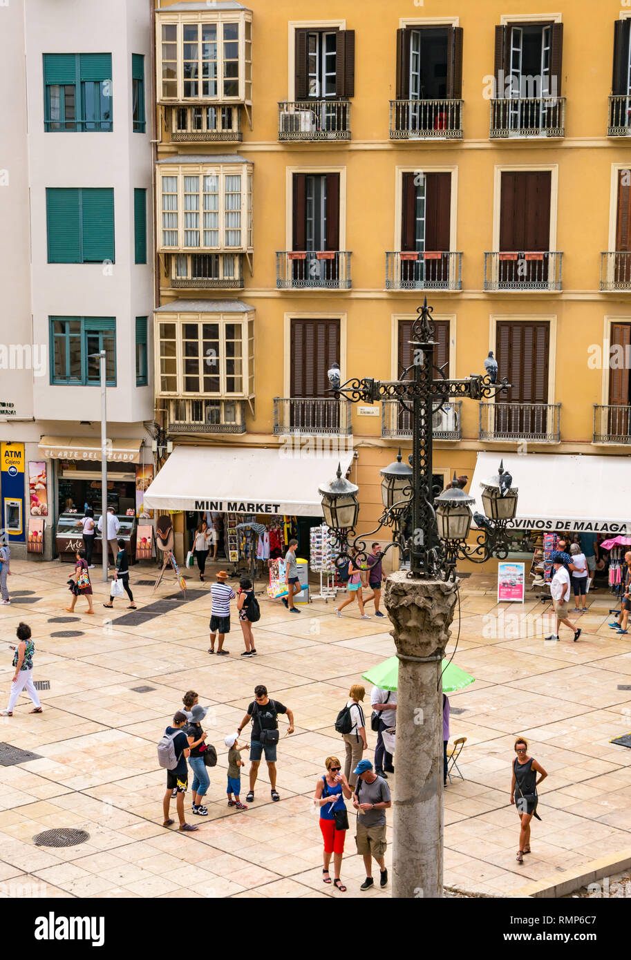 Die alten Bauten und der Fußgängerzone mit Minimarkt Shop und verzierten altmodische Straßenlaterne, Malaga Altstadt, Andalusien, Spanien Stockfoto