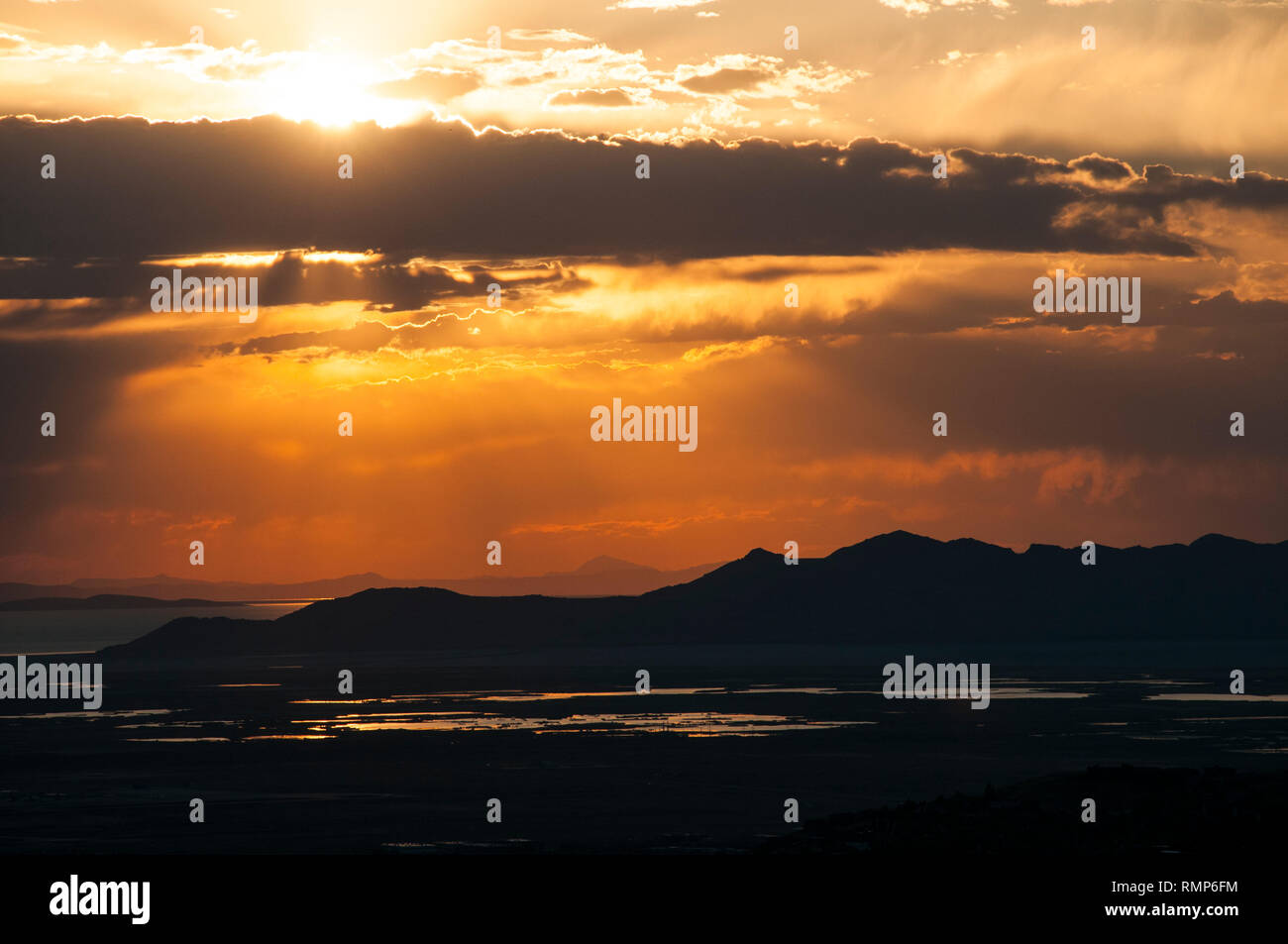 Sonnenuntergang hinter Wolken über große Verkauf See und Gebirge Utah Stockfoto