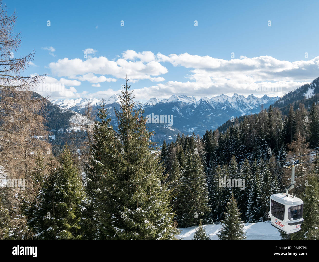 Berge und Seilbahn, Latemar 2020, Predazzo, Italien Stockfoto