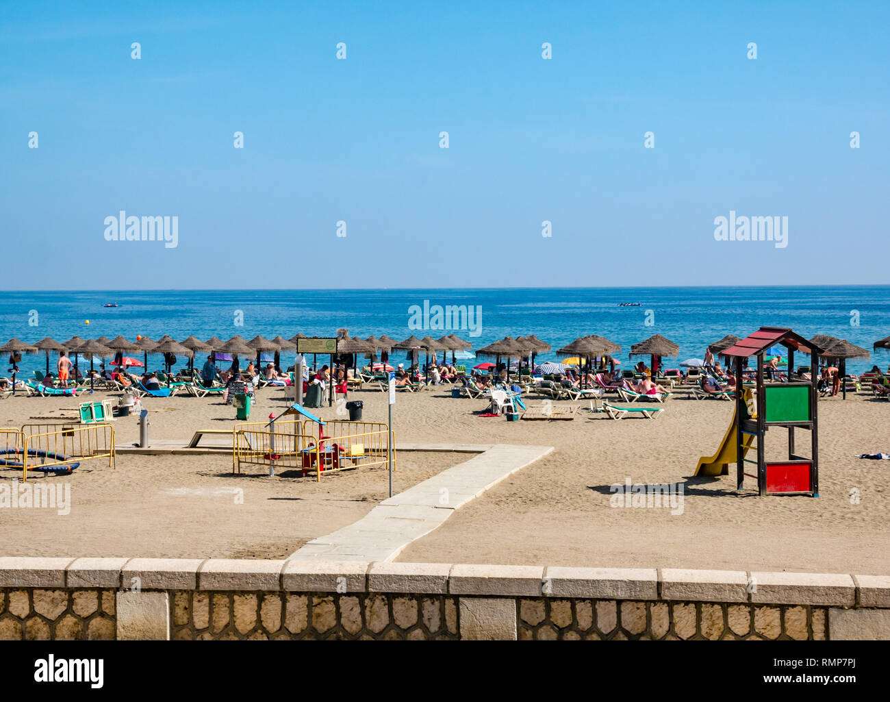 Malaga oder Stroh Malgueta Strand mit Sonnenschirmen und Mittelmeer, Andalusien, Spanien Stockfoto