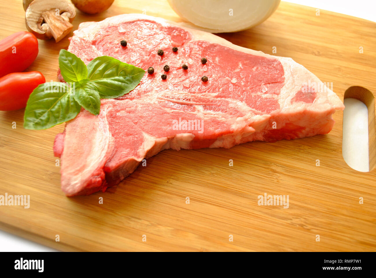 Rohes Schweinefleisch Chop mit frischen Zutaten Stockfoto