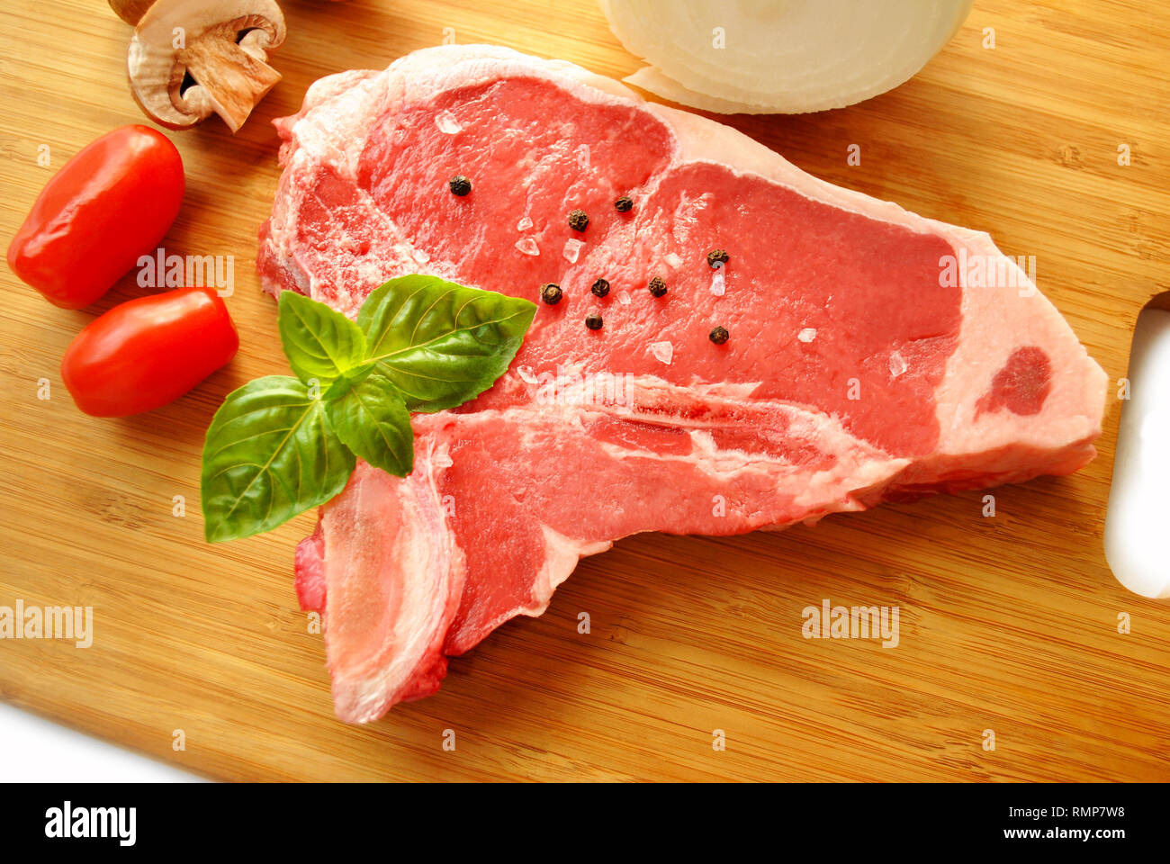 Rohes Schweinefleisch Chop mit frischen Zutaten Stockfoto