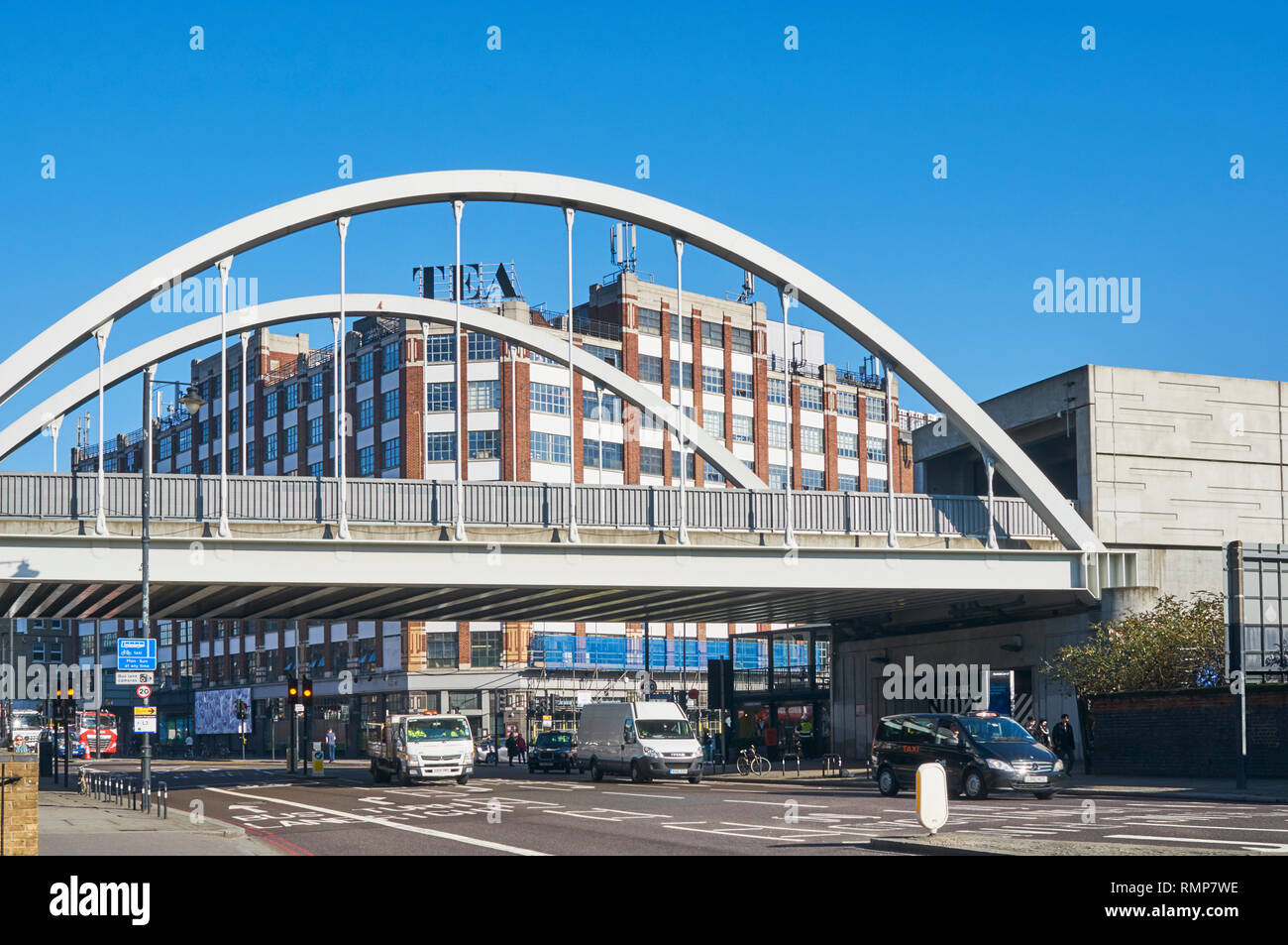 Die neue Eisenbahnbrücke über Shoreditch High Street, East London, UK, mit dem Tee Gebäude im Hintergrund Stockfoto