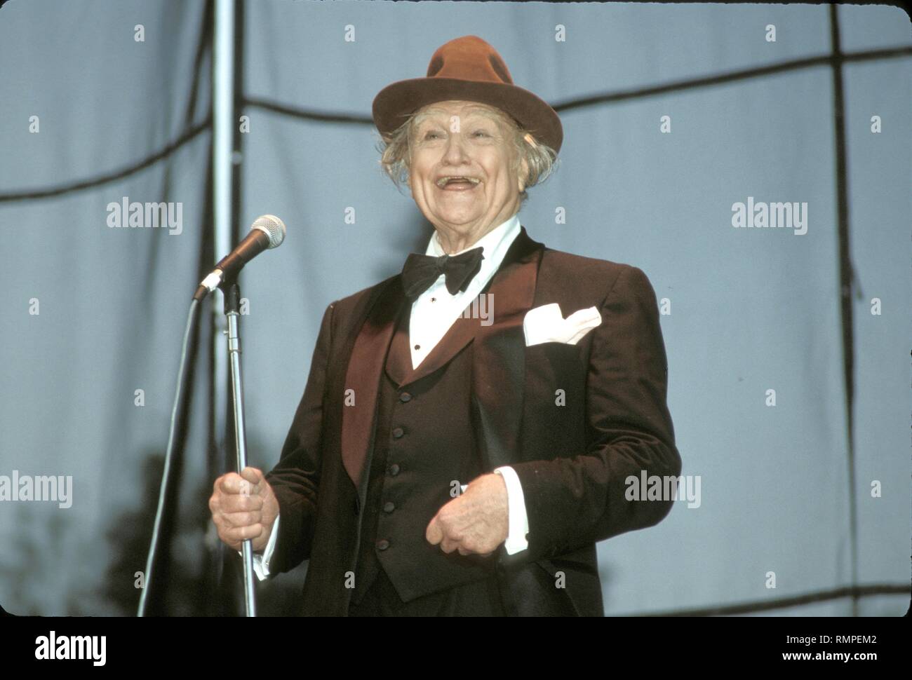 Komiker, Radio- und TV-Star, Red Skelton wird gezeigt auf der Bühne während einer "live"-Konzert aussehen. Stockfoto